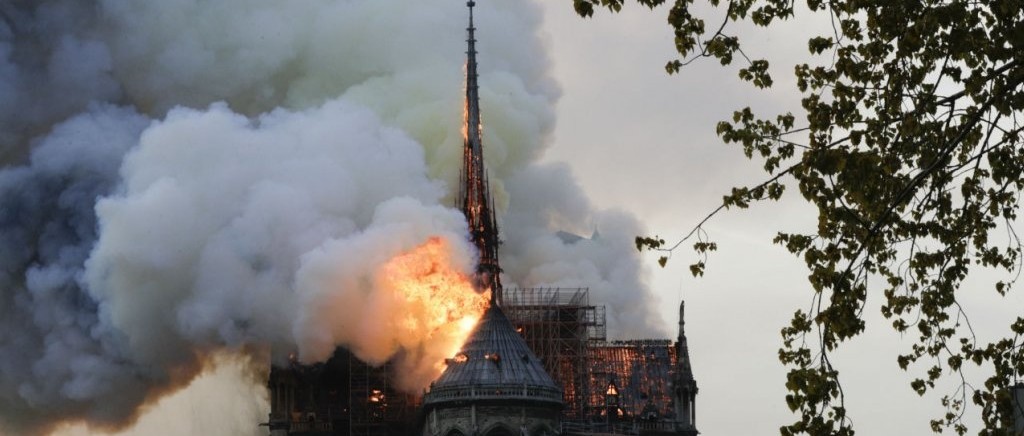760年高龄，巴黎圣母院被大火烧成炼狱！法国人痛哭哀叹“国殇”
